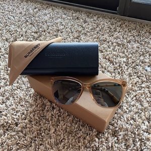 COPY - Hardly warn Burberry sunglasses